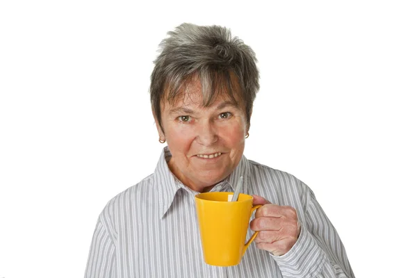 Жінка п'є каву — стокове фото