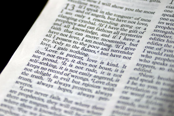 13 Коринфянам Любовь - это стих из Библии терпеливых — стоковое фото