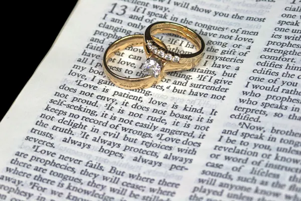 Liefde is geduldig Bijbelvers met ringen Rechtenvrije Stockfoto's