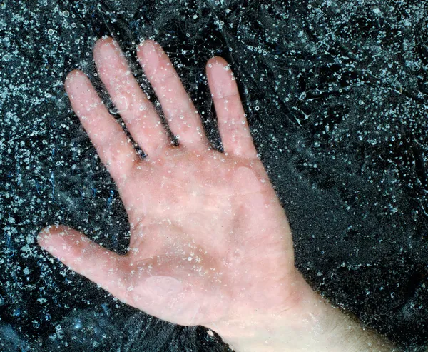 Main sous la glace — Photo