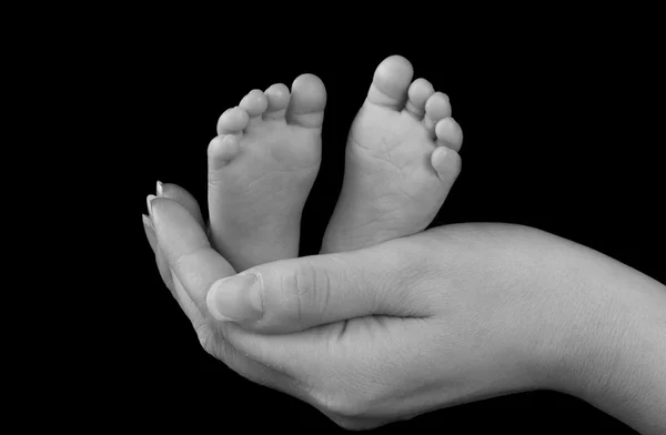 Baby voeten in moeders hand Rechtenvrije Stockafbeeldingen