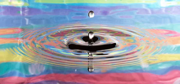 Psychedelic Drop in Serene Water — Stock Photo, Image
