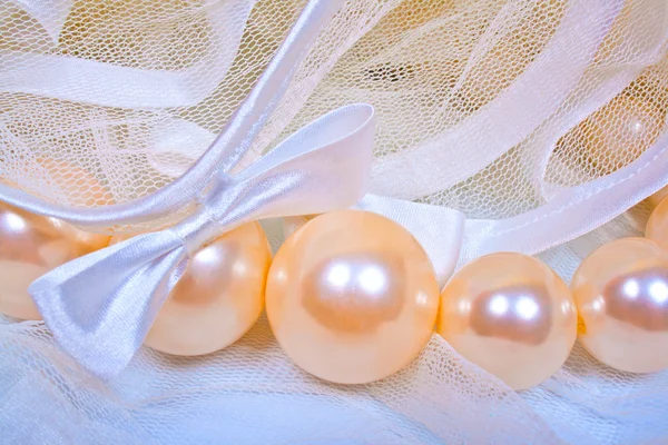 Luky na závoj a velké perly — Stock fotografie