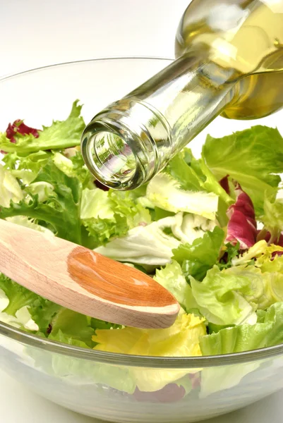 Friss szerves nyári saláta egy üvegtál — Stock Fotó