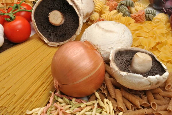 Algum espaguete com cogumelo orgânico e cebola — Fotografia de Stock