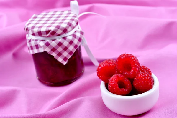 Hausgemachte Marmelade und etwas frisches Bio-Obst — Stockfoto