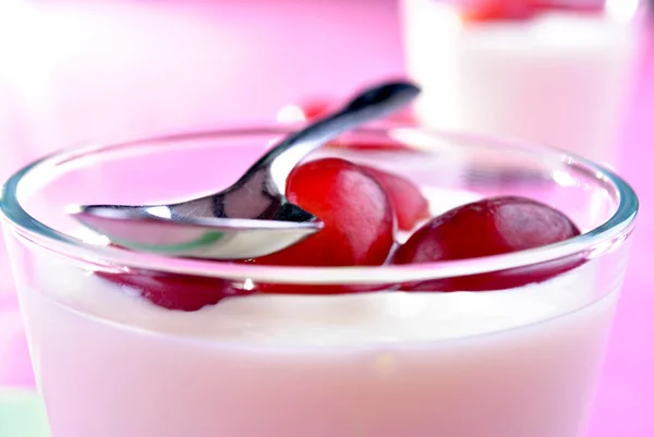 天然酸奶在玻璃与有机水果 — 图库照片
