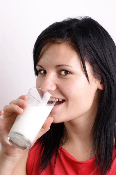 Une jeune femme boit du lait froid bio — Photo