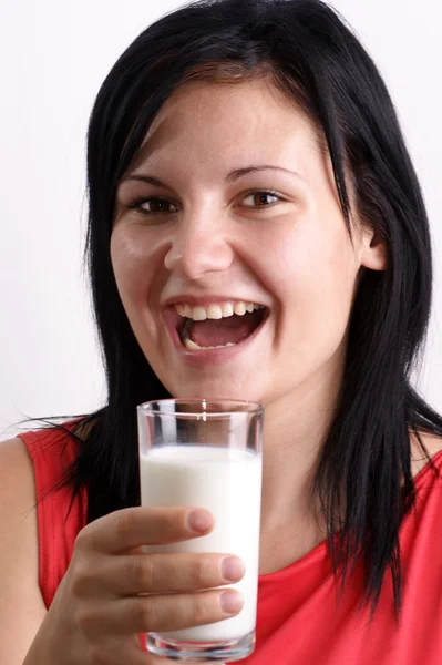 Młoda kobieta napoje zimne mleko organiczne — Zdjęcie stockowe