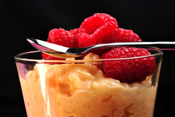 Home made creamed rice pudding with raspberries — Stock Photo, Image