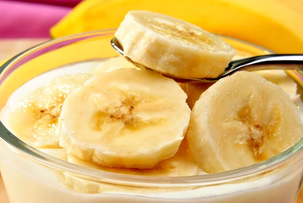 Algumas fatias de banana orgânica com iogurte natural — Fotografia de Stock