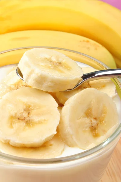 บางชิ้นกล้วยอินทรีย์กับโยเกิร์ตธรรมชาติ — ภาพถ่ายสต็อก