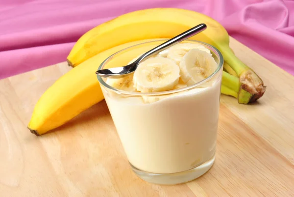 天然酸奶一些有机香蕉片 — 图库照片