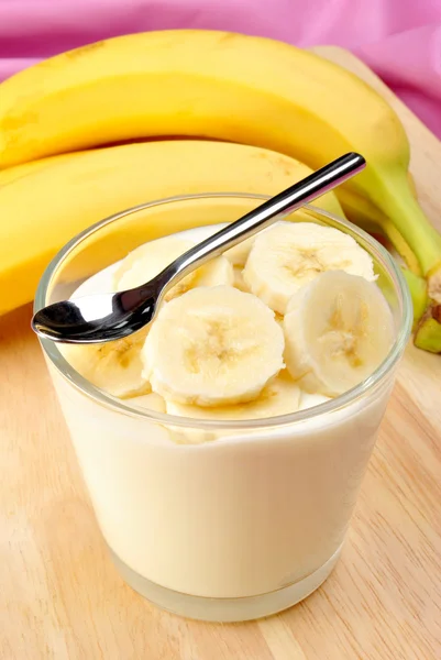 บางชิ้นกล้วยอินทรีย์กับโยเกิร์ตธรรมชาติ — ภาพถ่ายสต็อก