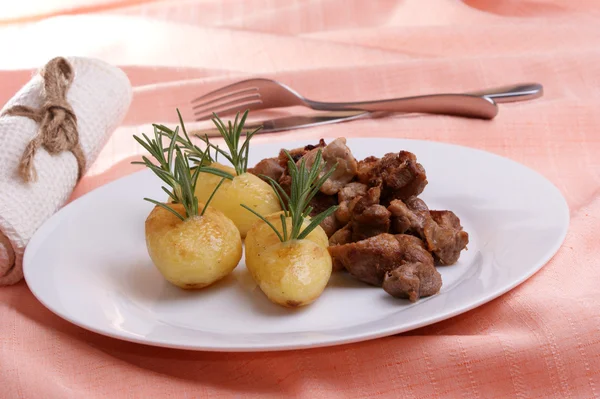 Sommige gegrilde goulash en organische gekruide aardappel — Stockfoto