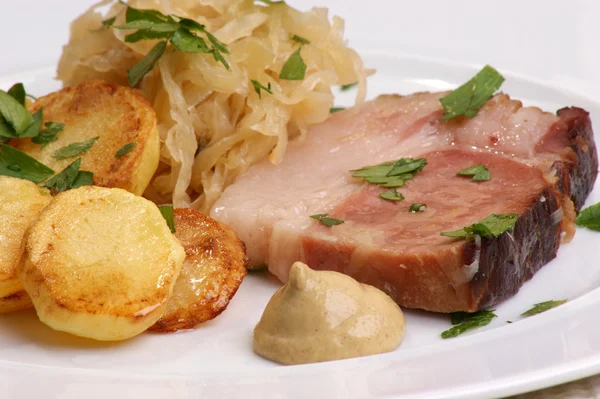 Смажена свинина з органічною квашеною капустою та картоплею — стокове фото