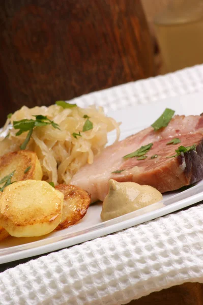 Schweinebraten mit Bio-Sauerkraut und Kartoffeln — Stockfoto