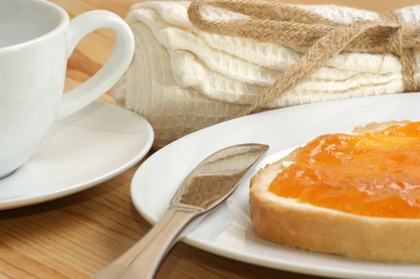 Hausgemachte Marmelade mit Toast auf einem Teller — Stockfoto