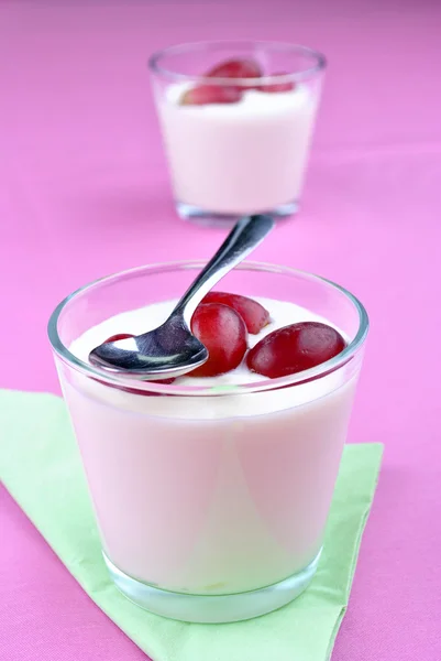 Uva orgânica com iogurte natural em um copo — Fotografia de Stock