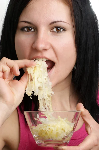 A young woman likes this organic sauerkraut — Stock Photo, Image