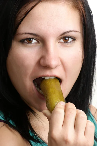 A young woman likes this organic gherkin — Stock Photo, Image