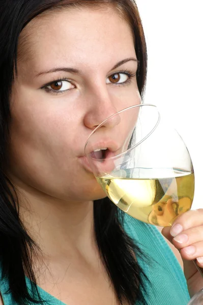 Μια νεαρή γυναίκα που πίνει κρασί σπίτι — Φωτογραφία Αρχείου