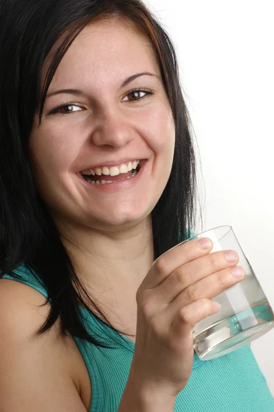 Μια νεαρή γυναίκα που πίνει νερό από ένα ποτήρι — Φωτογραφία Αρχείου
