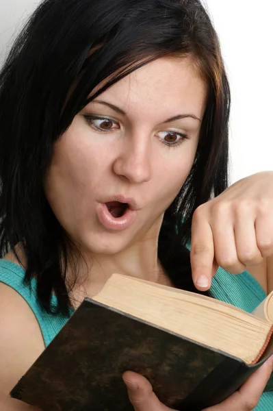 Μια νεαρή γυναίκα ανάγνωση σε ένα βιβλίο — Φωτογραφία Αρχείου