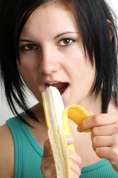 Uma jovem gosta desta banana orgânica. — Fotografia de Stock
