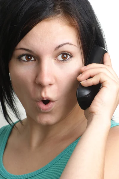 Genç kadın bir telefonla konuşuyor — Stok fotoğraf