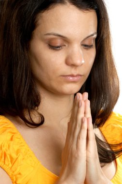 genç bir kadın sessizce dua ediyor