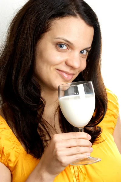 若い女性は、有機の冷たいミルクを飲む — ストック写真