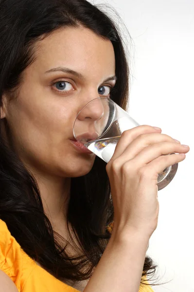 Μια νεαρή γυναίκα που πίνει βιολογικό γάλα κρύο — Φωτογραφία Αρχείου