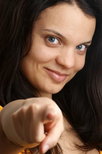 En ung kvinna show med hennes finger — Stockfoto