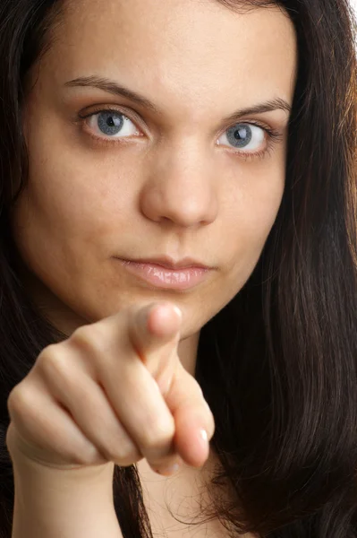 Une jeune femme montre avec son bout du doigt — Photo