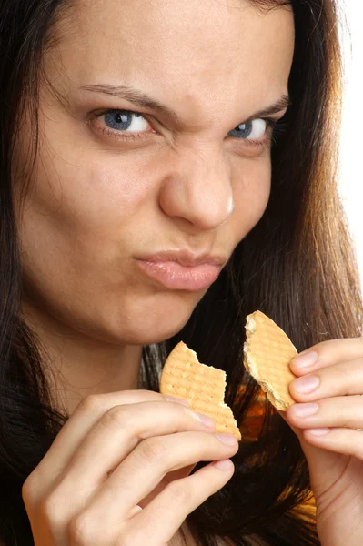 Eine junge Frau mag ihren selbst gebackenen Keks — Stockfoto
