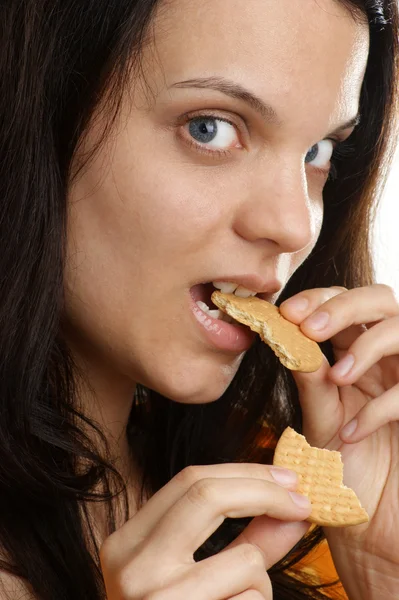 Uma jovem gosta de seu biscoito caseiro — Fotografia de Stock
