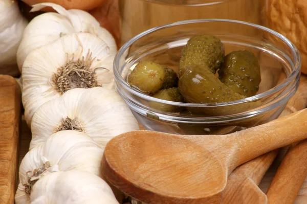Some fresh organic garlic and gherkin in a bowl — Stock Photo, Image