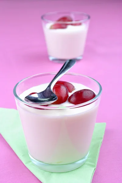 Some organic grape in natural yoghurt and spoon — Stock Photo, Image