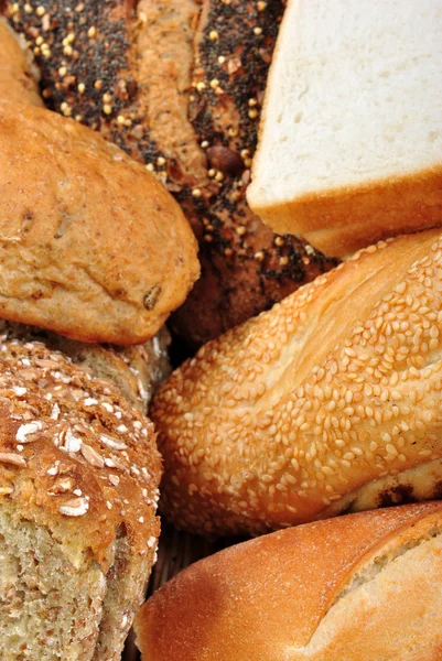 Органический домашний хлеб в корзине — стоковое фото