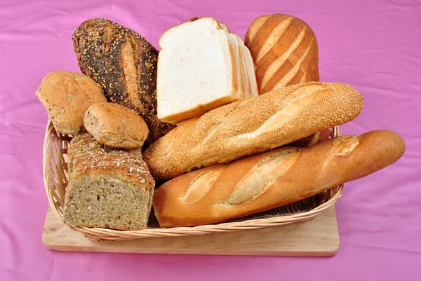 Bio-Brot aus eigener Herstellung im Korb — Stockfoto