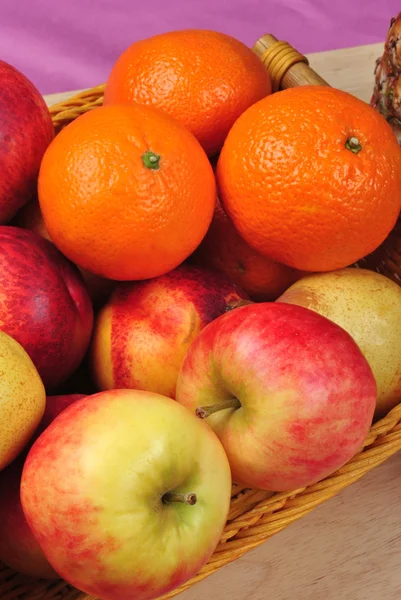 Яблоко и органический апельсин в корзине — стоковое фото