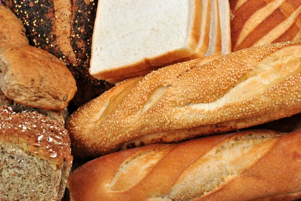 Ekologiskt hembakat bröd i korg — Stockfoto