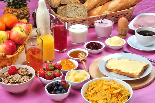 Komplett frukost med ekologiska saft och sylt — Stockfoto