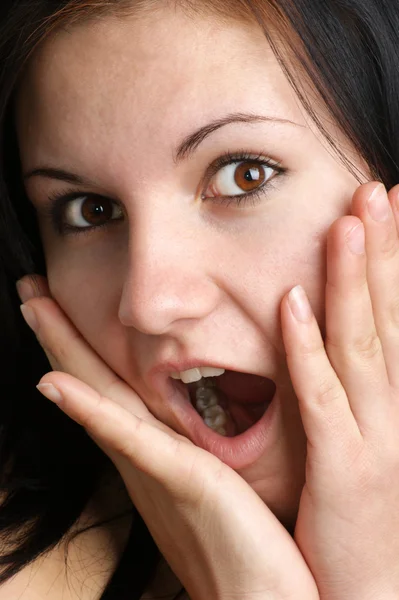 Egy szép fiatal nő tátott szájjal — Stock Fotó