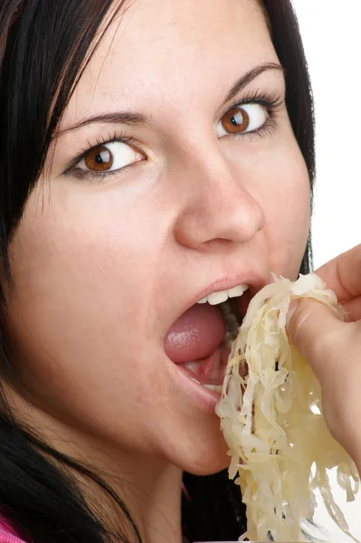 Eine junge Frau mag Bio-Sauerkraut — Stockfoto