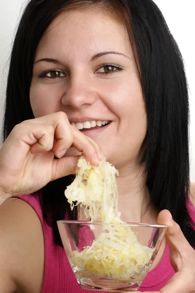一个年轻女人喜欢一些有机酸菜 — 图库照片