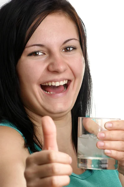 Een jonge vrouw drinken sommige wodka met ijs — Stockfoto