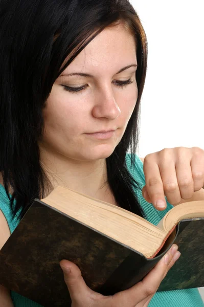 Mladá žena čte v knize — Stock fotografie