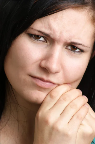 Молодая женщина держит свою болезненную челюсть — стоковое фото